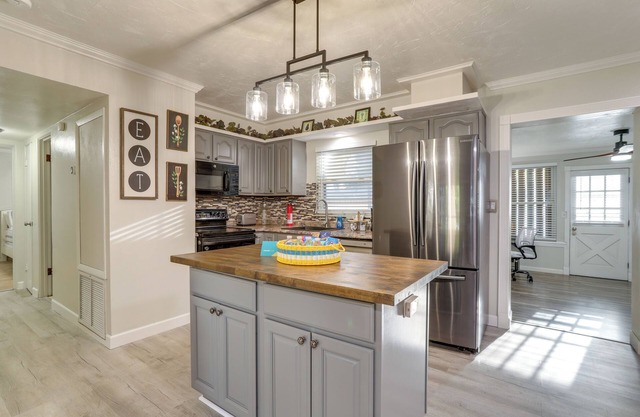 Dog-Friendly Largo Retreat Near Gulf Beaches!