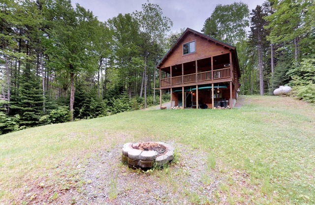 Chalet en bois avec des vues magnifiques sur le lac près des sentiers de plage et de motoneige