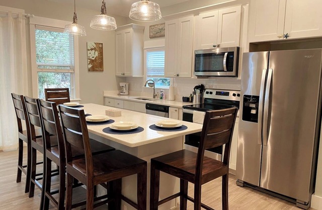Dog friendly - Walk to the beach - Luxury Condo