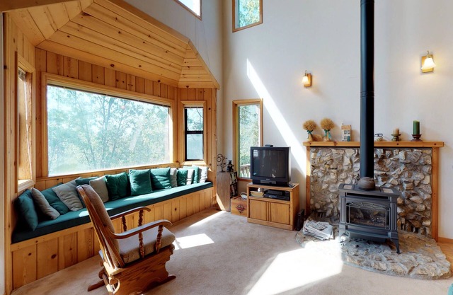NOUVELLE LISTE! Chalet de montagne acceptant les chiens avec foyer au gaz à proximité des pistes de ski