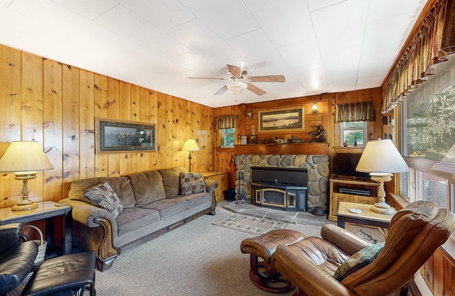 Dog-friendly mountain-view home with fireplace - near state park, tramway & lake
