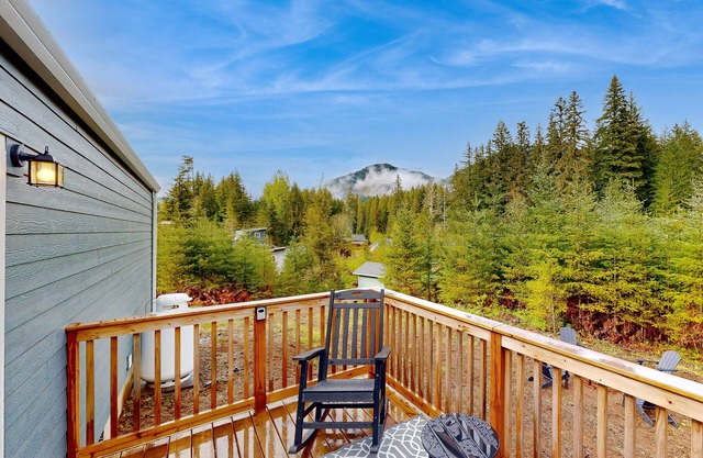 Dog-friendly mtn-view cabin near river with firepit, small deck, & washer/dryer