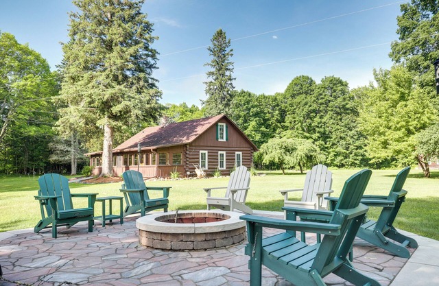 Dog-Friendly Park Falls Cottage w/ 5 Acres & Lake
