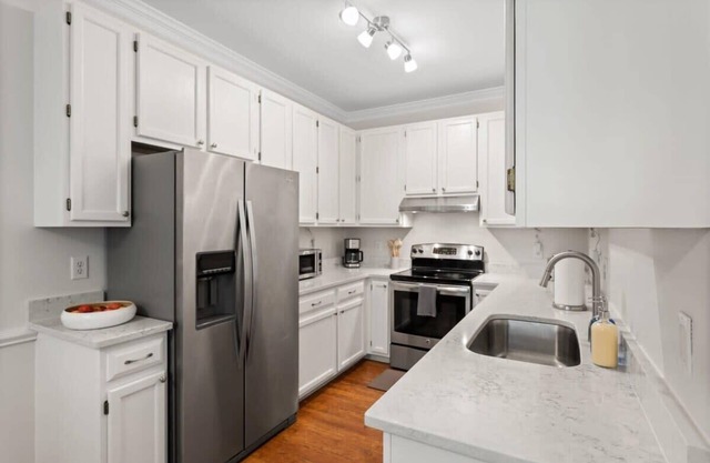 Beautiful 2 BDRM 2 BA Townhome in Heart of Cary