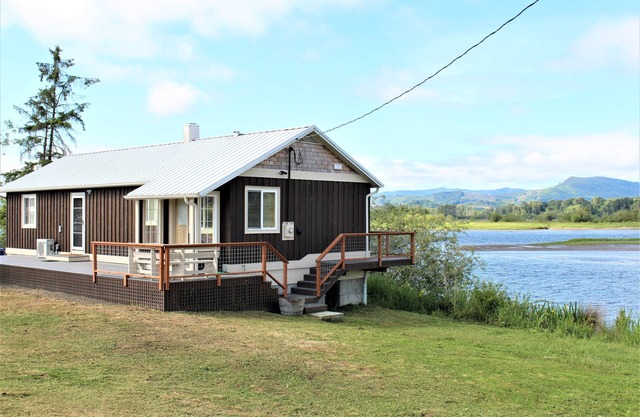 Dog Friendly Puget Island Home on the Columbia River. Winter Rates!!