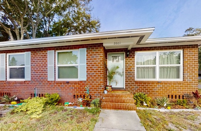 Dog-friendly retreat with a private hot tub, fenced yard, firepit, washer/dryer