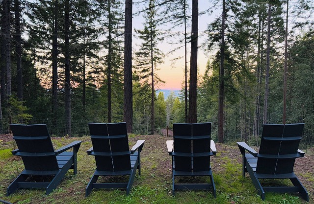 Charming 2-bedroom house with WiFi, AC in adorable Elk