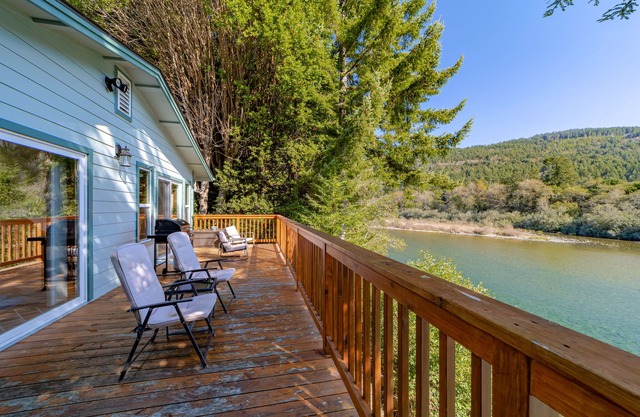 Belle maison au bord de la rivière avec terrasse enveloppante, cheminée confortable, accès direct à la rivière
