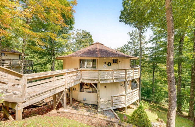 Dog-friendly rustic mountain condo with fireplace, private deck & amazing views
