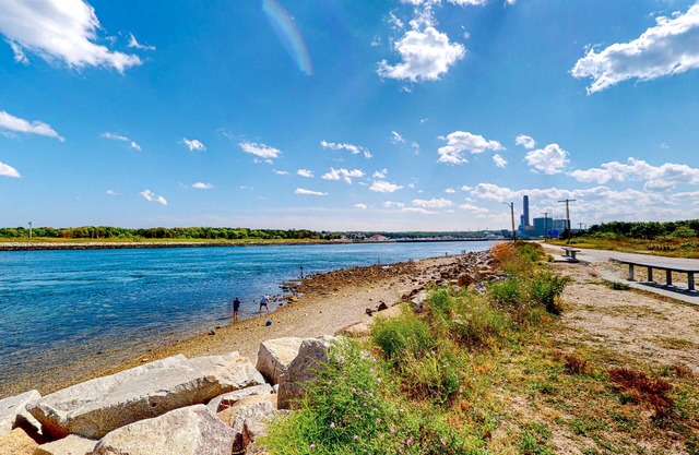 Dog-friendly Sagamore Beach cottage with a full kitchen, yard, & gas grill
