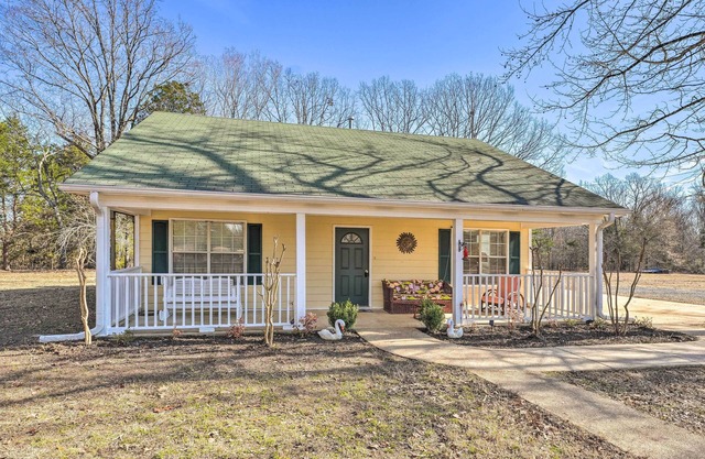Dog-Friendly Senatobia Cottage w/ Fishing Pond!