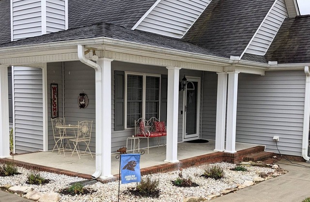 Dog Friendly, Small Town Charm, with Downtown area.Perfect for weekend getaway