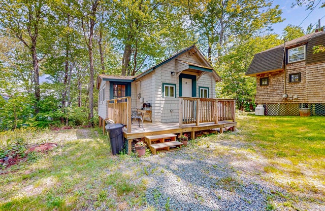 Dog-friendly studio cabin with deck, kitchenette, & fast WiFi - steps to Acadia