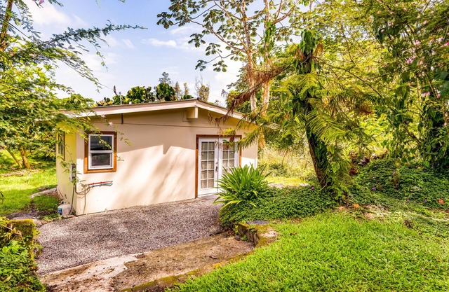 Dog-friendly studio escape near the beach & town with fast WiFi & kitchenette