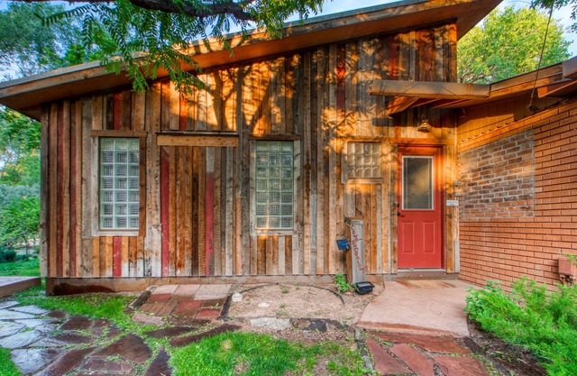 Espace studio acceptant les chiens en ville - promenade à pied des restaurants et du sentier Creekside!