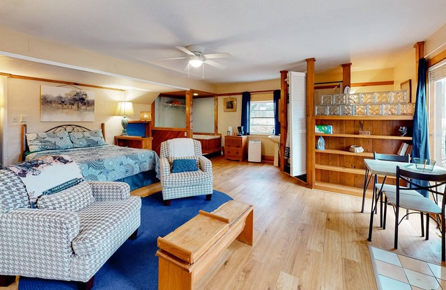 Dog-friendly suite with a pool, mountain views, & partial AC