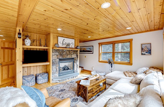 Dog-friendly Sunday River retreat with hot tub, large yard, grill, washer/dryer