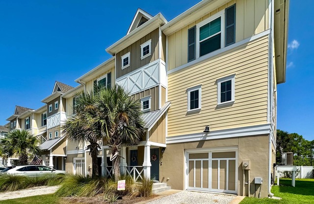 Dog-friendly townhouse with private beach, hot tub, pool, tennis, golf, gym, AC