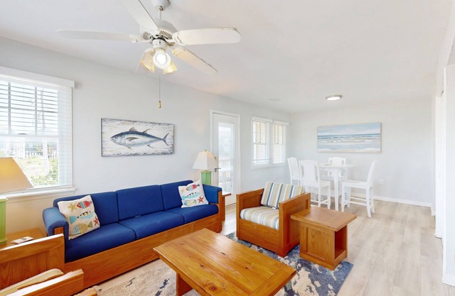 Dog-friendly townhouse with fast WiFi, shared pool, AC, W/D & ocean views