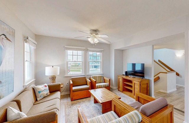Dog-friendly townhouse with pool access, central AC, washer/dryer & ocean view