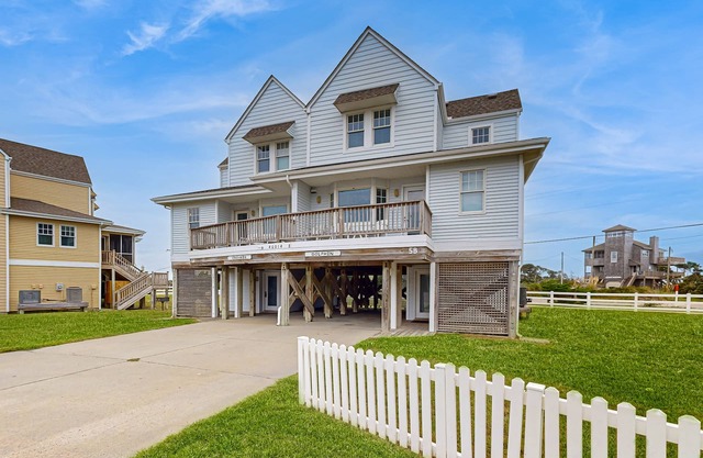 Dog-friendly townhouse with pool access, washer/dryer, fast WiFi, AC & ocean view