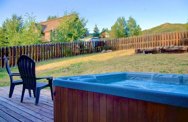 Vente hors saison! Chien bienvenus / immense cour (clôturé), climatisation, vues incroyables, bain à remous privé, bus, parc