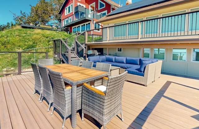 Dog-friendly valley view retreat with a furnished deck, washer/dryer, & AC