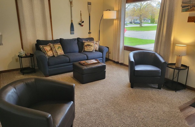 Dog Friendly w/ Fenced-In Backyard. Close to Downtown in Quiet Neighborhood