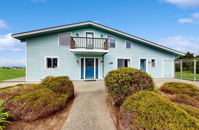 Dog-friendly, maison front de mer w / vue imprenable, bain à remous privé et accès à la plage