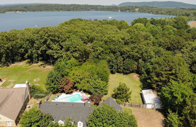 Large Lakefront Home in Heber Springs with Pool, pets OK