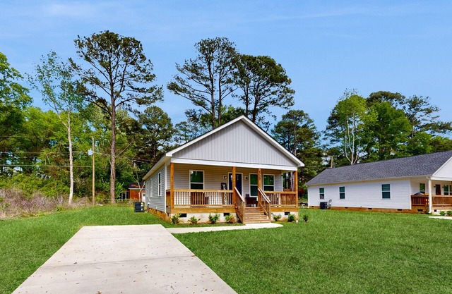 Dog & snowbird-friendly home near downtown Columbia with front porch, W/D, & AC