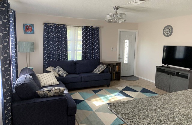 Pet friendly renovated duplex 5 min drive from the beach