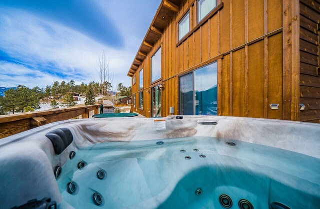 Dogs OK! Hot tub, king bed, views, & EV charger!