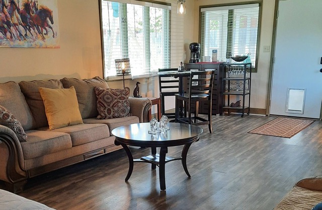 Dogs Welcome - Fenced Yard - Queen Studio - Horse Country - KY Bourbon Trail