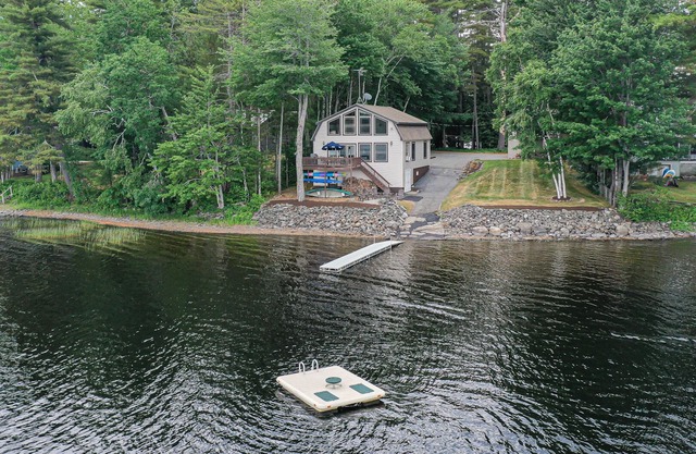 Paisible Point, contemporain Lake House Avec Guest House, Chemo Étang Près Acadie