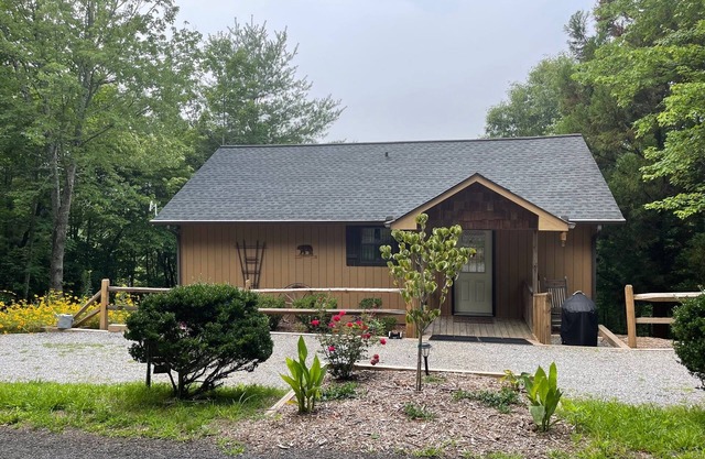 Dogwood Cabin @ Laurel Mtn Cabins - Beautiful Mountain Views in a Quiet Setting