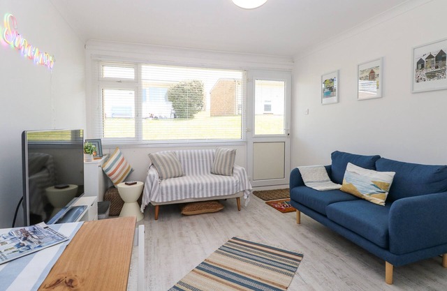 DOLLY'S LOOKOUT, pet friendly, country holiday cottage in Kessingland