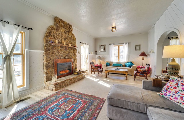 'Dolorable' Home w/ Yard - Walk to River!