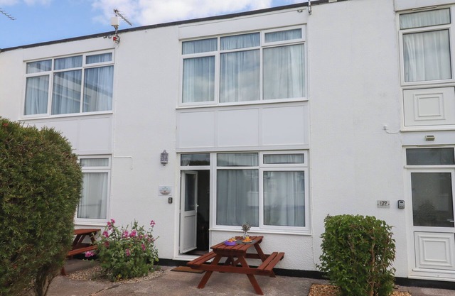 DOLPHIN CHALET, pet friendly, with a garden in Dawlish Warren