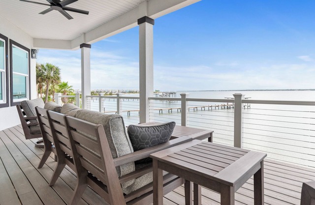 Dolphin Cove-Luxury Soundfront retreat w/private pier. 6 bed/6.5 bath sleeps 16
