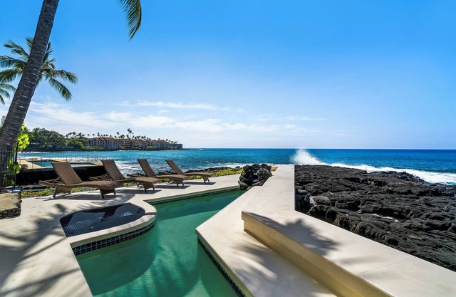 Dolphin Manor: Stunning Oceanfront Home w/Pool, Spa, A/C, Private Lanai