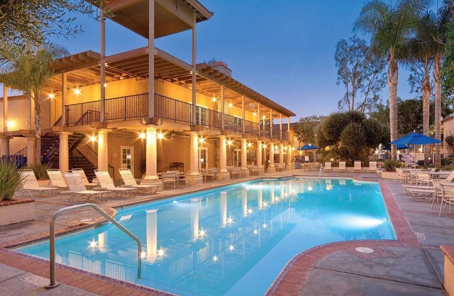 Dolphin's Cove Resort - Less than a mile from Disneyland!