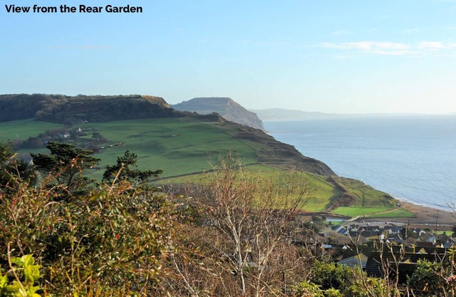 DOLPHINS LEAP, pet friendly, country holiday cottage in Charmouth