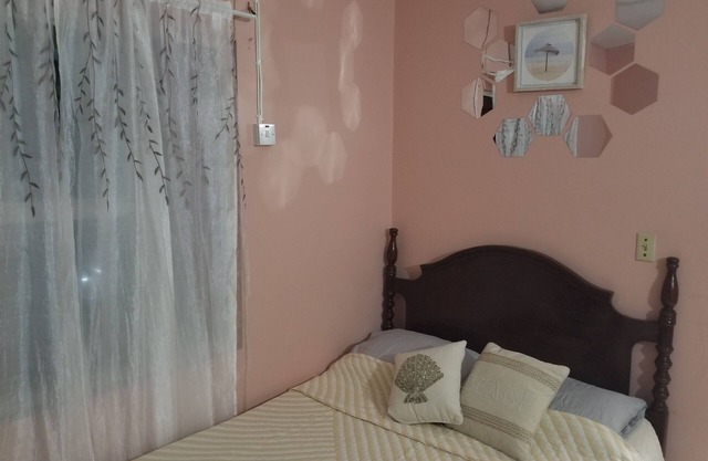 Dolton's Private 2 Bed Studio Cool AC Wifi - 5 min from 7 Mile Beach!