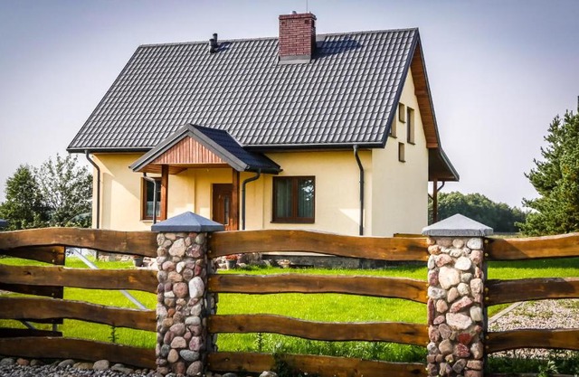 Dom w Głuszynie z linią brzegową