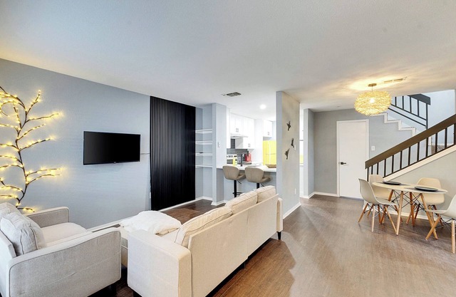 Domain District Getaway Luxe & Poolside/12 min to Downtown