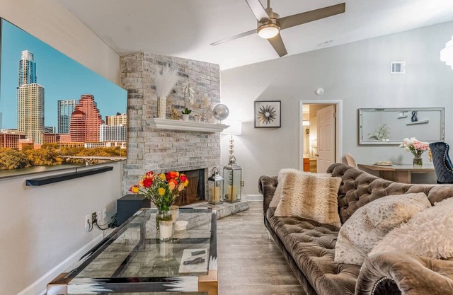 Domain Hidden Gem ATX W/Fireplace 2 BR/2BA