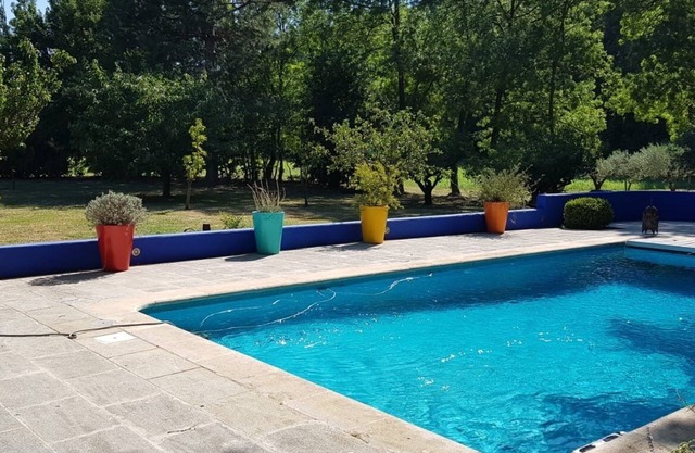domaine sur 6 hectares a 3 kms du centre ville maison de 400m2 tout le confort