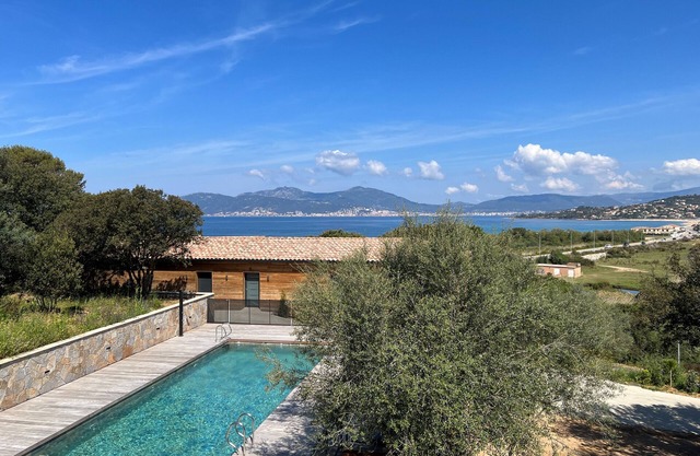 Domaine pour 22 personnes 50 m de la mer et piscine privée. 11 chambres 7 SDB