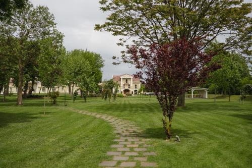 Domeniile Martinutzi -Hotel Cardinal si Conac Rhedey
